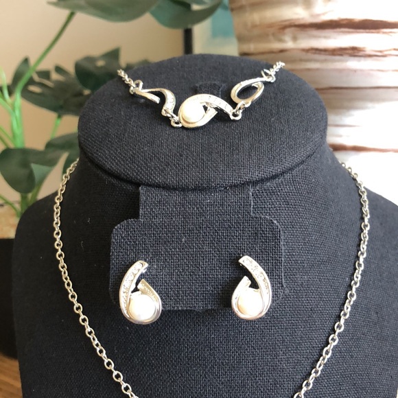 CLASSY Faux Pearl Necklace/Bracelet/Earrings - Picture 4 of 12